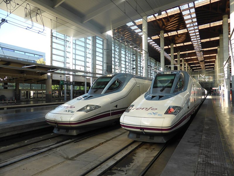 Ventajas de viajar en tren: 8 razones para elegirlo (sobre todo si trabajas) 2 Dos trenes AVE de Renfe en un andén de la estación de Madrid-Puerta de Atocha