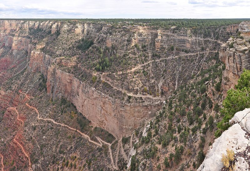 Zigzags del sendero Bright Angel Trail descendiendo por el Gran Cañón
