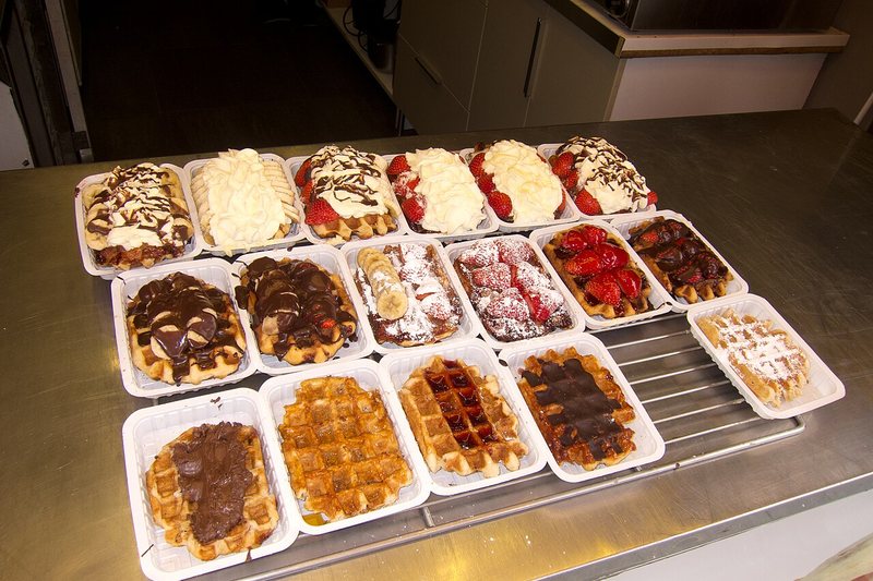 Bandeja de gofres belgas con fruta, nata y chocolate en Bruselas