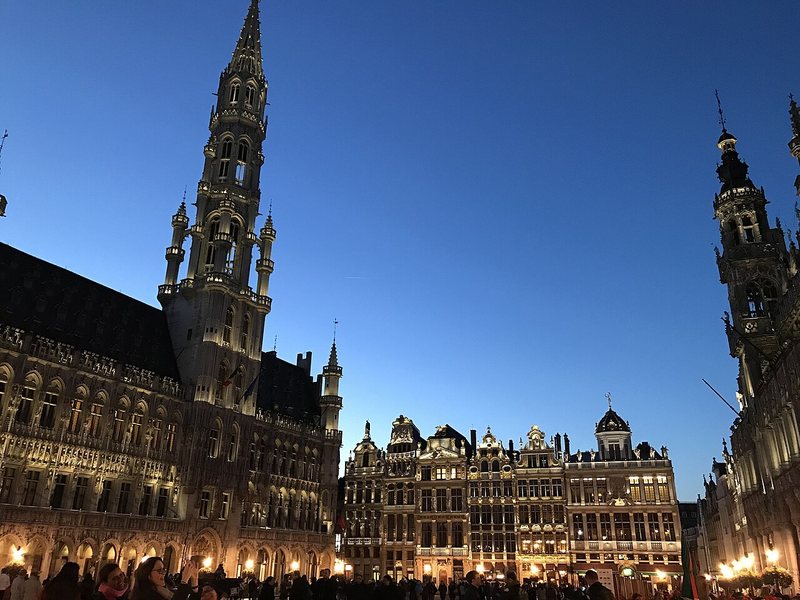 La Grand Place de Bruselas iluminada al atardecer