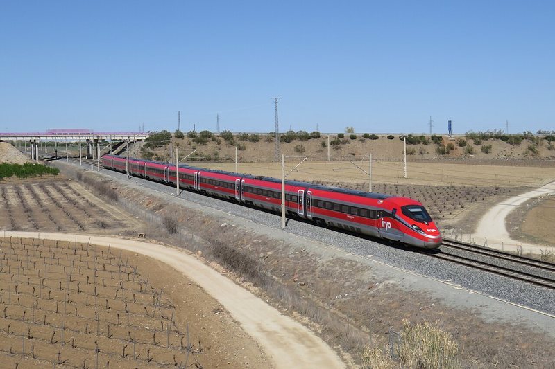 Ventajas de viajar en tren: 8 razones para elegirlo (sobre todo si trabajas) 3 Tren de alta velocidad de Iryo circulando entre Madrid y Málaga