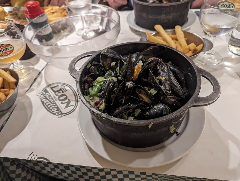 Olla de mejillones con patatas fritas, el plato típico de Bruselas, en Chez Léon