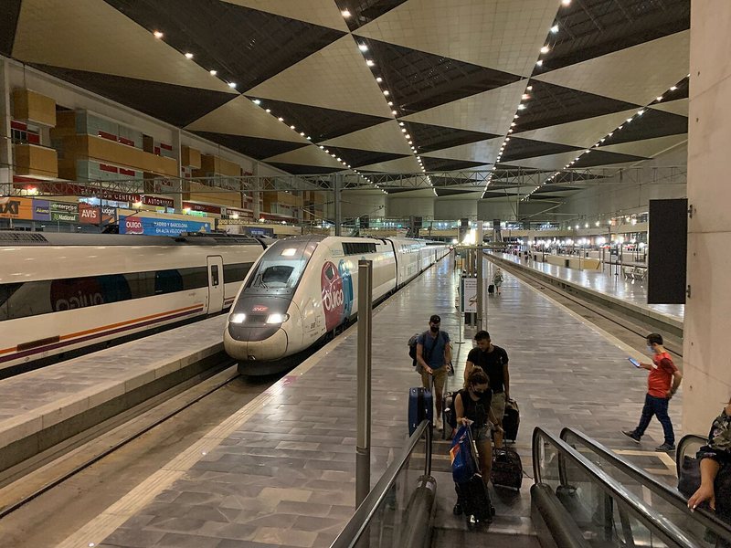 Ventajas de viajar en tren: 8 razones para elegirlo (sobre todo si trabajas) 4 Tren de Ouigo en el andén de la estación de Zaragoza-Delicias