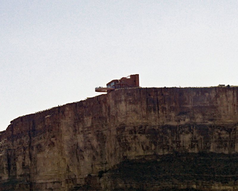 Pasarela de cristal Skywalk sobre el acantilado del Grand Canyon West